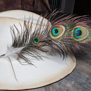 Épingle à chapeau en véritable plume de paon