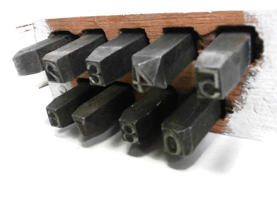 Poinçons numérotés en acier vintage 1/4 dans un support en bois Neuf pièces  Poinçons dans une boîte en bois faite maison -  France