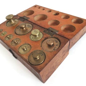 Vintage Set of 10 Brass Scale Calibration Weights in Wooden Storage Box Assorted Weight Sizes 2g to 250g &quot;DR&quot; marked