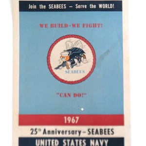 Affiche originale du 25e anniversaire des SEABEES de l'US Navy, vintage 1967, 25e anniversaire 19 x 35 cm Rejoignez les SEABEES - Servez le monde ! Objet militaire de collection