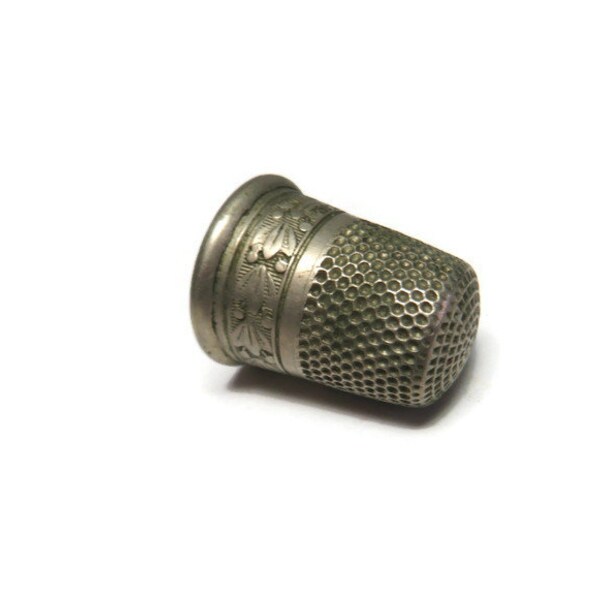 Vintage Fancy Thimble Simons Brothers Company Old Sewing Collectible Thimble Dimpled Finish with Designed Border USA SBC 9