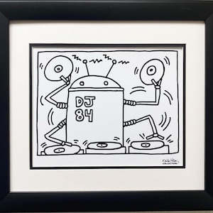 K&ouml;nnte beinhalten: Schwarz-wei&szlig;-Linienzeichnung eines Roboter-DJs mit dem Text "DJ 84" auf seiner Brust. Der Roboter hat vier Arme und h&auml;lt zwei Schallplatten. Der Roboter steht auf einer Plattform mit drei Plattenspielern.