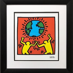 Puede incluir: Una impresi&oacute;n colorida de dos figuras amarillas que se dan la mano con un globo terr&aacute;queo en el centro. El globo est&aacute; rodeado por un sol rojo con rayos. El fondo es rojo y las figuras est&aacute;n delineadas en negro. La impresi&oacute;n est&aacute; firmada "Keith Haring Collection".