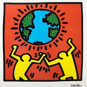 Puede incluir: Dos figuras amarillas en forma de palo con contornos negros sostienen un globo terr&aacute;queo azul y verde con un sol rojo detr&aacute;s. El fondo es rojo. La imagen est&aacute; firmada "Keith Haring Collection".