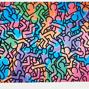 Op de afbeelding: Een kleurrijk kunstwerk met talrijke gestileerde menselijke figuren in verschillende poses. De figuren zijn omlijnd in zwart en gevuld met levendige kleuren zoals roze, blauw, groen, oranje en paars. Het kunstwerk is gesigneerd "Keith Haring COLLECTION".