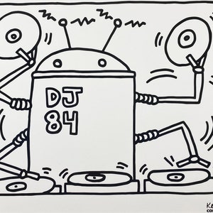 K&ouml;nnte beinhalten: Schwarz-wei&szlig;-Zeichnung eines Roboter-DJs mit drei Plattenspielern und dem Text "DJ 84".