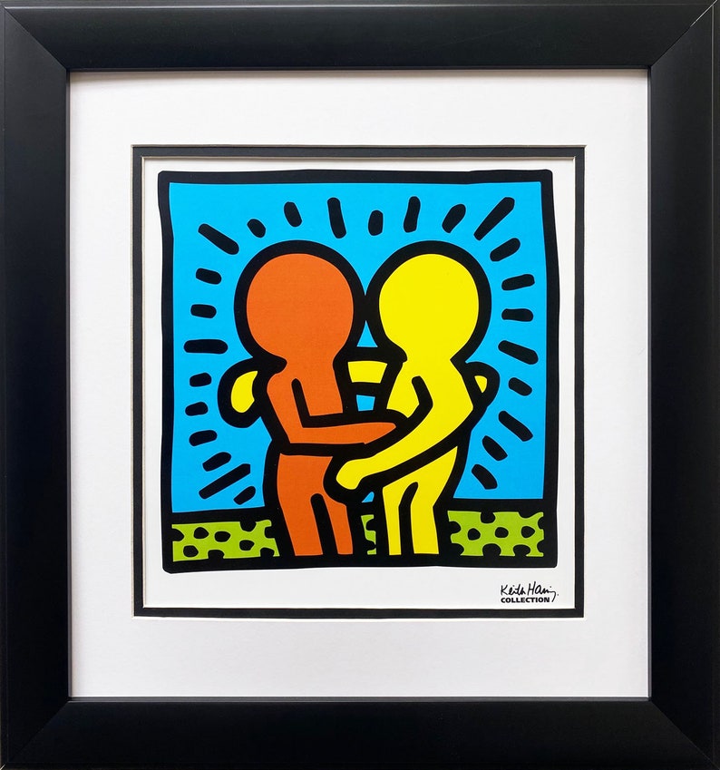 Puede incluir: Una impresi&oacute;n colorida de dos figuras abraz&aacute;ndose, una en rojo y otra en amarillo, sobre un fondo azul con contornos negros. La impresi&oacute;n se titula "Keith Haring Collection".