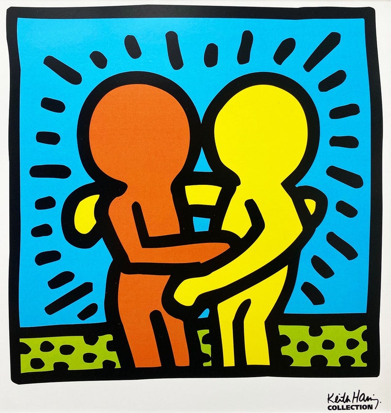 Puede incluir: Una impresi&oacute;n colorida de dos figuras abraz&aacute;ndose, una en naranja y la otra en amarillo, con contornos negros. Las figuras est&aacute;n sobre un fondo azul con rayos de sol negros. La impresi&oacute;n est&aacute; firmada "Keith Haring Collection".