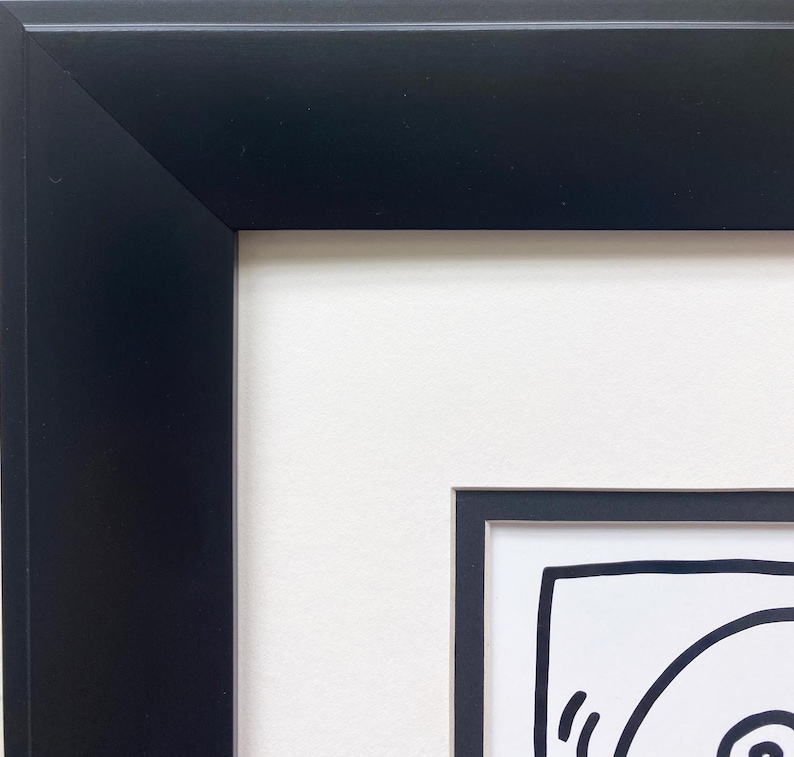 K&ouml;nnte beinhalten: Ein schwarzer gerahmtes Bild mit einem wei&szlig;en Passepartout. Das Bild zeigt eine Schwarzwei&szlig;zeichnung eines Plattenspielers.