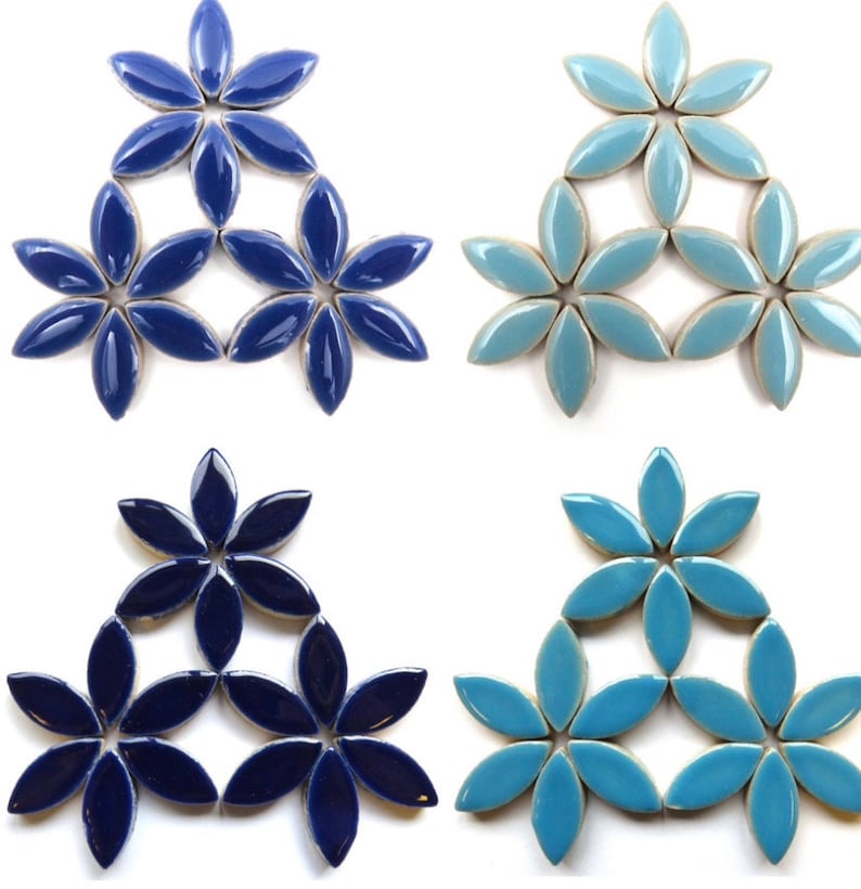 Op de afbeelding: Vier sets blauwe en turquoise keramische tegels in de vorm van een bloem, gerangschikt in een driehoekig patroon.