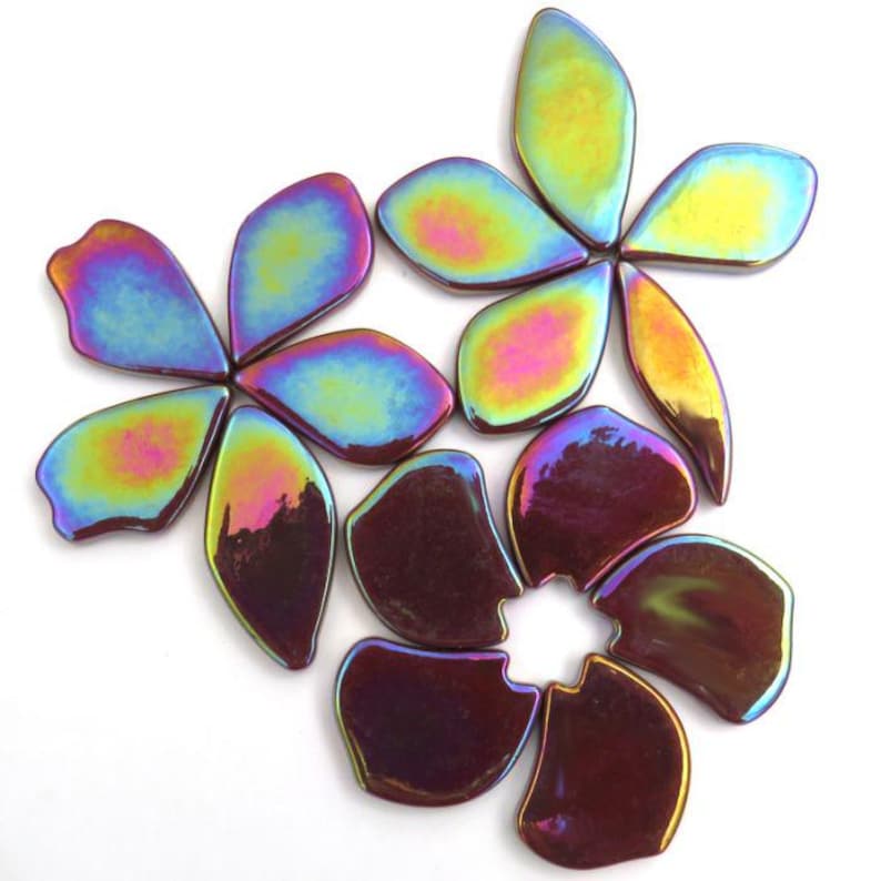 Pu&ograve; includere: Un set di piastrelle di fiori in vetro iridescente in tonalit&agrave; di viola, blu e verde. Le piastrelle hanno la forma di petali di fiori e sono perfette per progetti di artigianato.