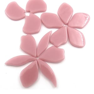 Pu&ograve; includere: Una collezione di petali di fiori in vetro rosa, perfetti per l'artigianato o progetti di mosaico.