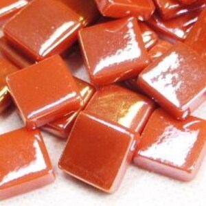Pu&ograve; includere: Un mucchio di piccole piastrelle quadrate in ceramica, lucide e di colore terracotta.