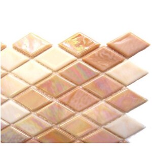 Peut inclure: Une feuille de mosaïque en forme de diamant irisée dans des tons crème et pêche.