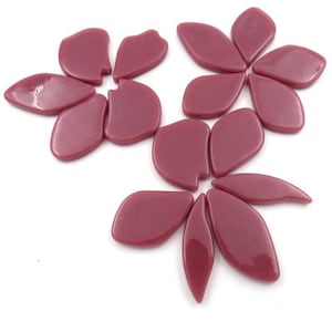 Pu&ograve; includere: Un set di dieci petali di fiori in vetro malva, perfetti per progetti di artigianato o mosaico.