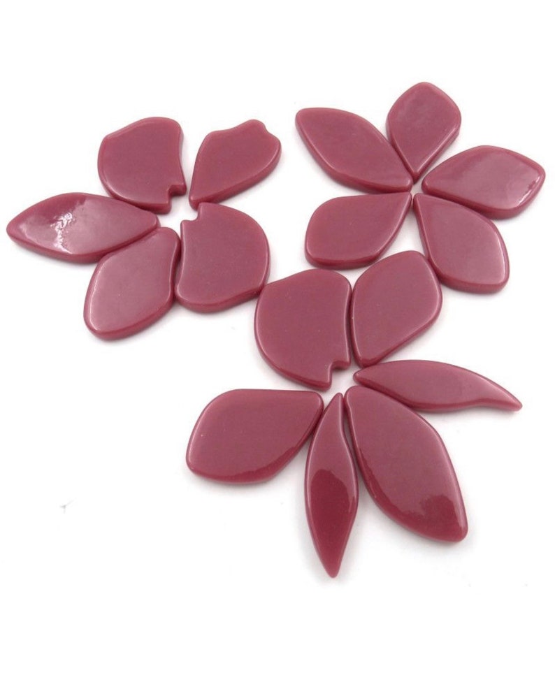 Pu&ograve; includere: Un set di dieci petali di fiori in vetro malva, perfetti per progetti di artigianato o mosaico.