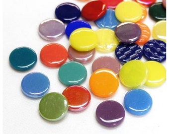Può includere: Assortimento di piastrelle rotonde di vetro colorate in varie tonalità di blu, verde, rosso, arancione, giallo, viola e marrone. Le piastrelle sono iridescenti e hanno una finitura liscia e lucida.