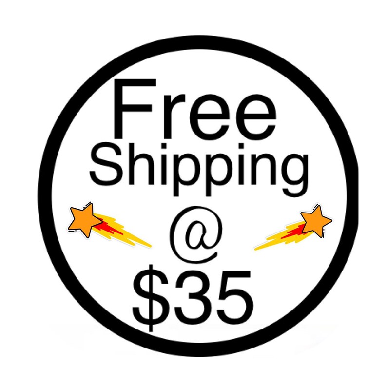 Pu&ograve; includere: Cerchio bianco e nero con il testo "Free Shipping @ $35" in bianco. Due stelle cadenti gialle con scie rosse sono su entrambi i lati del testo.