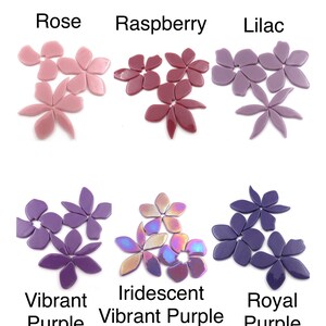 Pu&ograve; includere: Assortimento di piastrelle di mosaico a forma di fiore in vetro in varie tonalit&agrave; di viola, rosa e rosso. Le piastrelle hanno la forma di fiori a cinque petali. I colori sono etichettati come "Rosa", "Lampone", "Lilla", "Viola Vibrante", "Viola Vibrante Iridescent" e "Viola Reale".