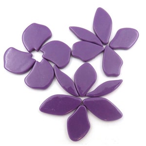 Pu&ograve; includere: Tessere di mosaico di fiori in vetro viola. Le tessere hanno la forma di petali e sono disposte a forma di fiore.