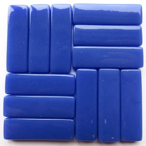 Peut inclure: Collection de carreaux de verre rectangulaires bleu cobalt disposés en grille. Les carreaux ont une finition brillante et sont espacés uniformément, créant un motif géométrique visuellement attrayant. Les carreaux sont probablement destinés à un usage en mosaïque ou décoratif.