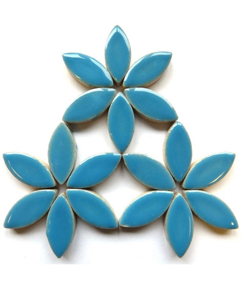 Op de afbeelding: Een set van 12 blauwe keramische tegels in de vorm van een bloem. De tegels zijn in een bloemmotief gerangschikt.