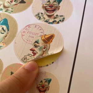 Antieke stijl Clown Circus Ephemera Stickers Set van ronde stickers in twee maten van zes unieke ontwerpen
