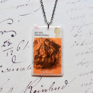 Il Circolo Pickwick | Charles Dickens | Gran Bretagna|Regalo di vermi dei libri| gioielli con francobolli postali|Scrittore inglese|Regalo per gli amanti dei libri|1812-1870|Lettore