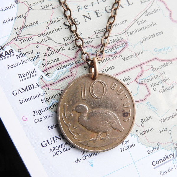 Gambia-Münzhalskette/Schlüsselanhänger – 2 verschiedene Designs – aus echten Münzen – schlankes Krokodil mit Schnauze – Doppelsporn-Frankolin – Ochse