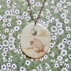 Jemima Pozzanghera Anatra | Collana con francobollo postale giapponese | Beatrix Potter | gioielli con francobolli | collezionista di francobolli postali |gioielli di libri| topo di libro