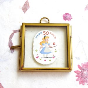 Timbro Alice nel Paese delle Meraviglie in Mini Cornice | Dono letterario | Arte postale d'epoca | Decorazioni per gli amanti dei libri | Arte murale in miniatura | Lewis Carroll