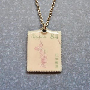 Maialino con fiori | Collana con francobollo postale giapponese | A.A. Milne | gioielli con francobolli | collezionista di francobolli postali | gioielli del libro| Winnie the Pooh