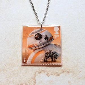 BB8 | R2D2 | Chewbecca | Collana con francobollo postale della Gran Bretagna | Guerre stellari | gioielli con francobolli | collezionista di francobolli postali | gioielli cinematografici| BB-8|R2-D2