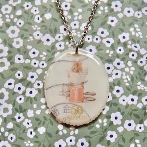 Il topo Taylor | Collana con francobollo postale giapponese | Beatrix Potter | gioielli con francobolli | collezionista di francobolli postali |gioielli di libri| topo di libro