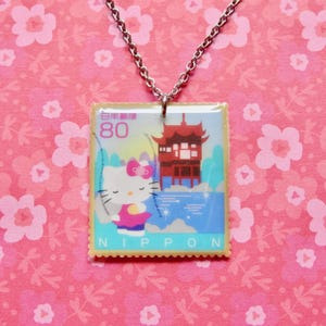 Hello Kitty guarda l'acqua | Collana con francobollo postale giapponese | Yuko Shimizu |gioielli con francobolli|regalo per collezionisti di francobolli | ハローキティ| Harō Kiti