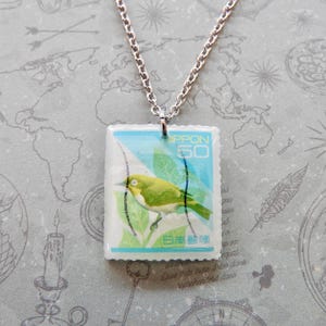 Collana con francobollo postale raffigurante un animale giapponese | gioielli con francobolli | collezionista di francobolli | regalo per gli amanti della natura | collana da viaggiatore | flora botanica fauna