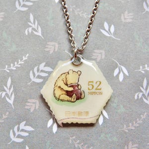 Classico Winnie the Pooh | Collana con francobollo postale giapponese | A.A. Milne | gioielli con francobolli |collezionista di francobolli postali|gioielli di libri|verme di libri