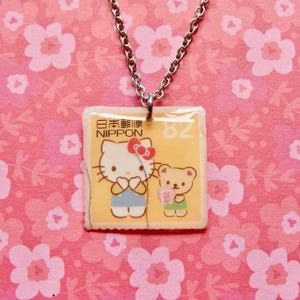 Hello Kitty, ricevo un regalo da orso | Collana con francobollo postale giapponese | Yuko Shimizu |gioielli con francobolli|regalo per collezionisti di francobolli | ハローキティ| Harō Kiti