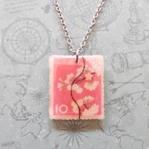 Collana con francobollo postale a forma di fiore giapponese | gioielli con francobolli | collezionista di francobolli | regalo per gli amanti della natura | collana da viaggiatore | flora botanica fauna