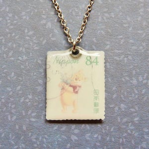 Winnie the Pooh con fiori | Collana con francobollo postale giapponese | A.A. Milne | gioielli con francobolli | collezionista di francobolli postali | gioielli per libri|regalo per vermi di libri