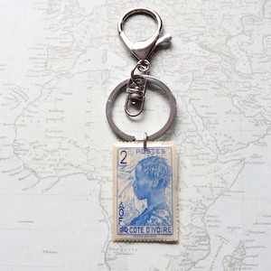 Collana/portachiavi con francobollo postale della Costa d'Avorio 'Baoulé Woman' del 1940 | regalo riciclato| regalo per collezionisti di francobolli postali | ricordo di viaggio | regalo voglia di viaggiare