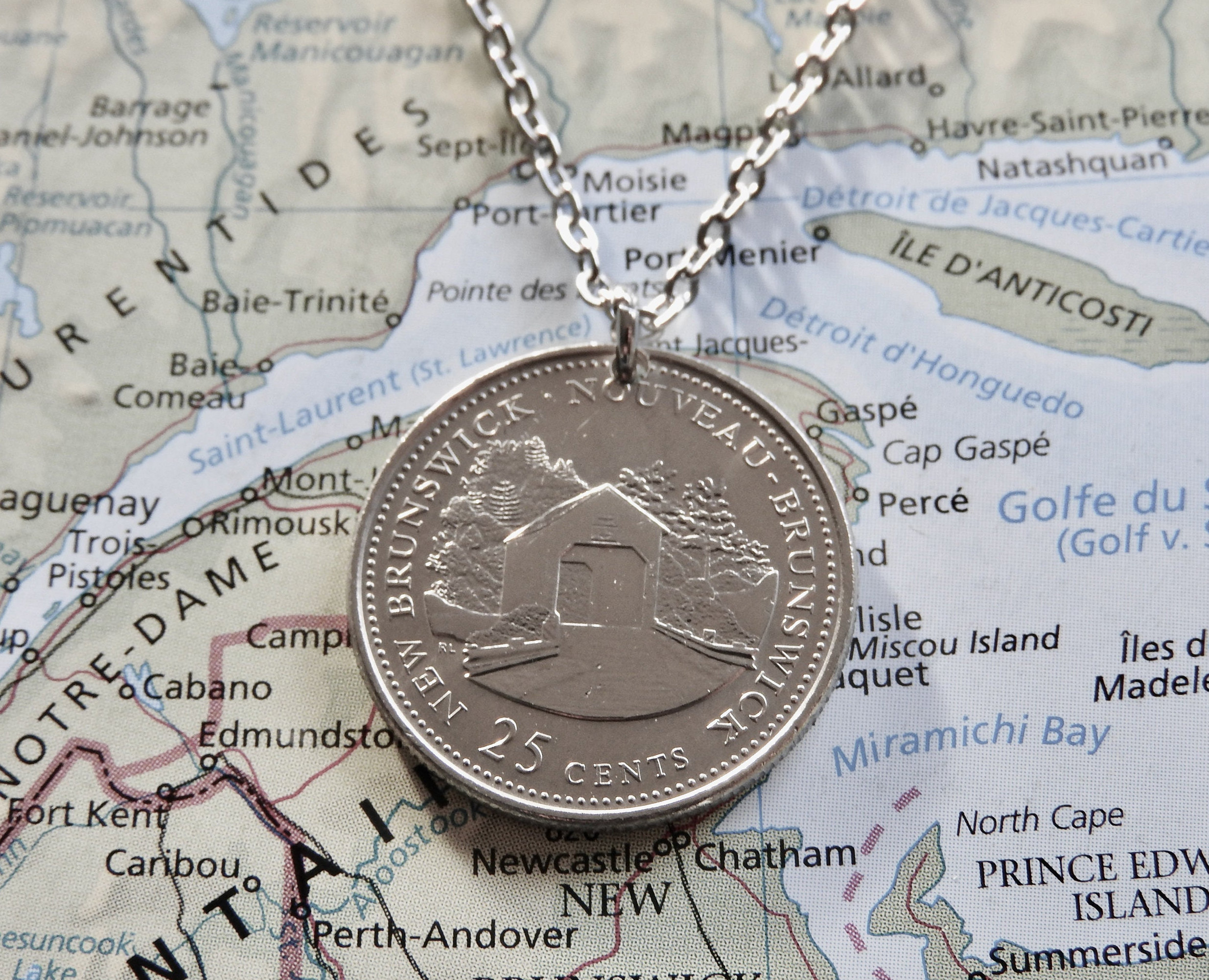 Collar/llavero con moneda de 25 centavos de dólar de Canadá, Nuevo Brunswick, Alberta, Quebec, Columbia Británica, Isla del Príncipe Eduardo, Ontario, Saskatchewan y Nueva Escocia