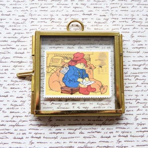 Timbre-poste encadré représentant l'ours Paddington | Michael Bond | art du livre | Cadeau de livre classique | Objet de collection britannique | Décoration de chambre d'enfant | Art littéraire pour chambre d'enfant