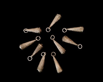 Antikes Berber-Lot mit 9 Kegelanhängern aus Silber zur Herstellung von Halsketten – Marokko