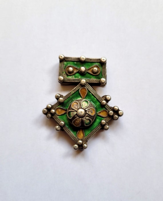 Croix Du Sud Berbère En Argent Avec Corail Et émaux - Bijou Vintage D'occasion, Pièce Unique