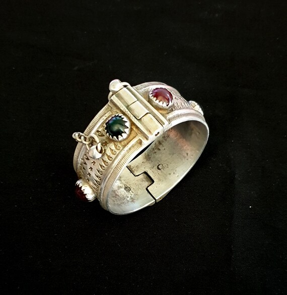 Bracelet Berbère Ancien à Charnière Métal Doré Avec Cabochons Rouges Et Verts - Occasion Authentique