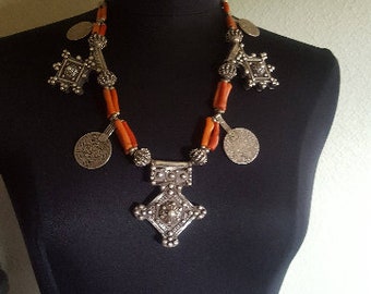 Marruecos – Collar de diseño bereber con cruz de Boghdad, coral auténtico y cuentas de plata