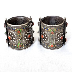 Pair of exceptional old - vintage - Kabyle silver cuff bracelets with enamels and real coral cabochon - Algeria