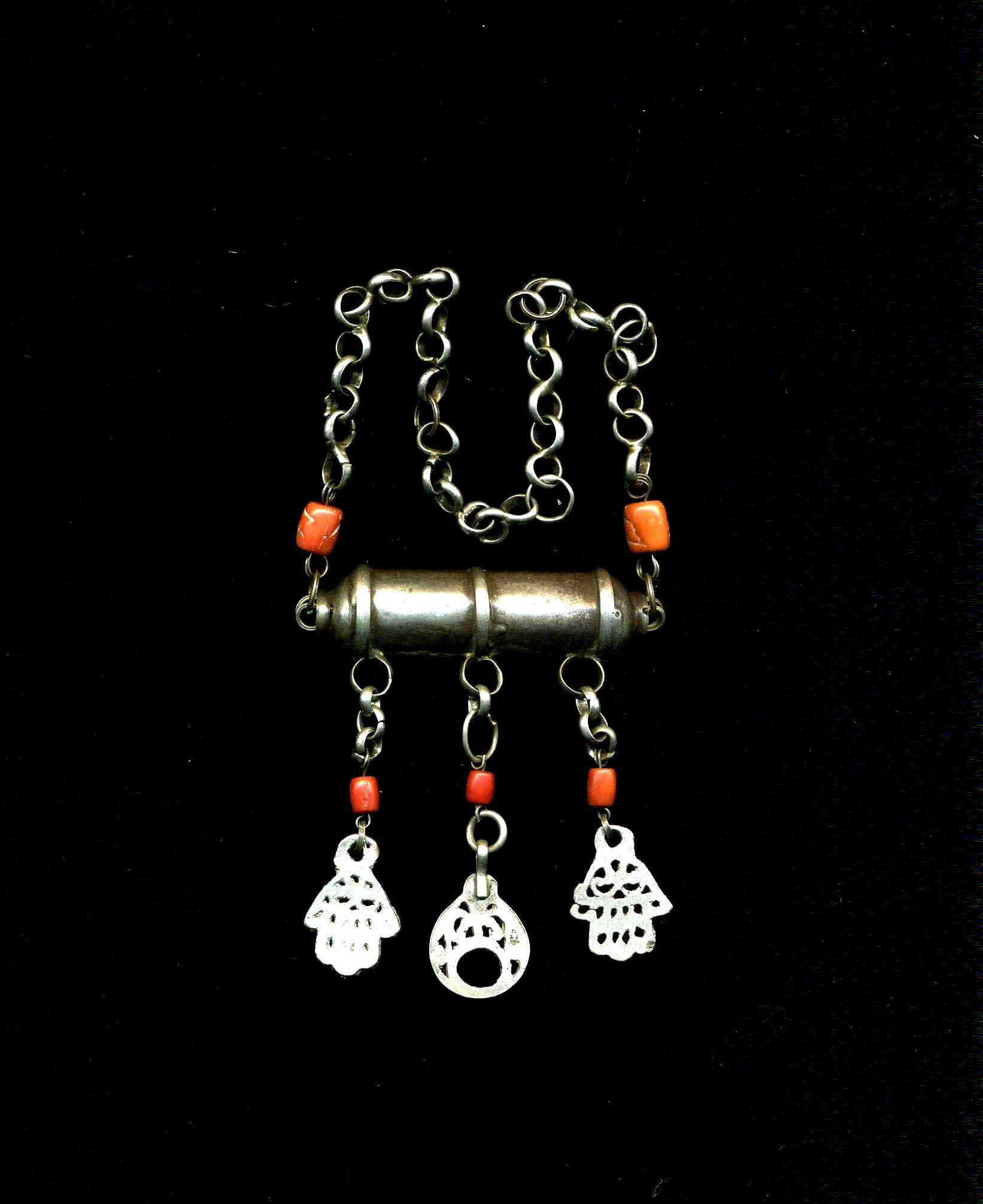 Amulette Ancienne en Argent - Pendentif Hirz, de Tunisie avec Perles Corail et Pendeloques