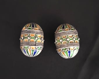 Maroc – Ethnique, 2 anciennes boules pectorales ovoïdes dite «TAGMOUT »  en argent émaillée pour collier - TIZNIT Sud Maroc